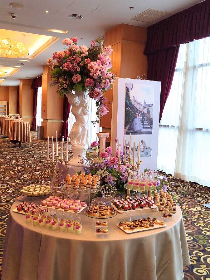 Dessert table as pre-cocktail
