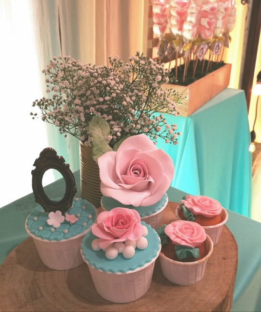 Cupcakes decorated with buttercream, fondant and gumpaste