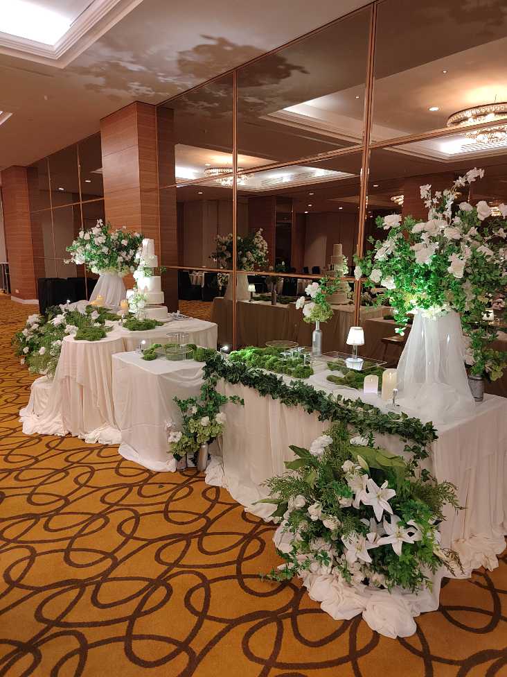 Long wedding cake table as centrepiece
